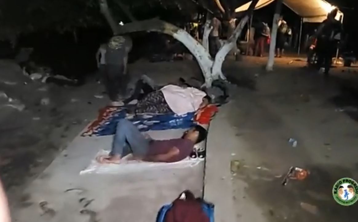Video | Migrantes hondureños duermen en la arena del Suchiate ante la mirada de la Guardia Nacional