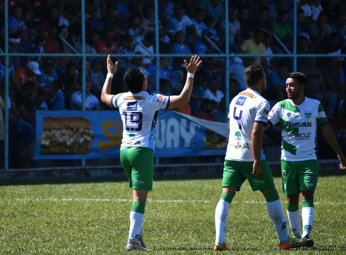 Así festejó Robin Betancourth el gol frente a Sanarate. (Foto Prensa Libre: Twitter Antigua GFC)