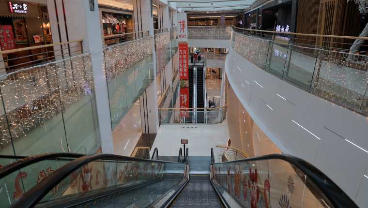 Así lucen los otrora concurridos centros comerciales en Pekín, China, por cuarentena. (Foto Prensa Libre: EFE)
