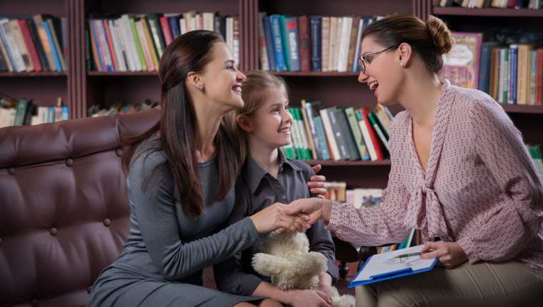 Una buena relación entre padres y maestros favorece la confianza de los estudiantes. (Foto Prensa Libre: Servicios). 