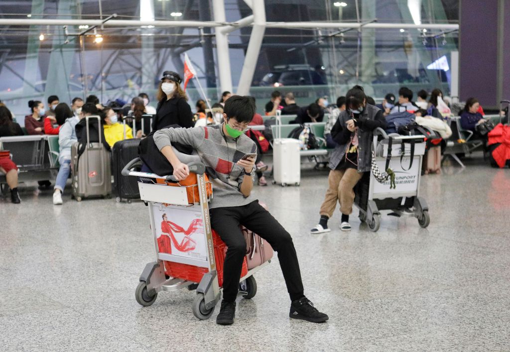 En los aeropuertos de China, varios pasajeros utilizan máscaras para prevenir contagios del  coronavirus. (Foto Prensa Libre. EFE)