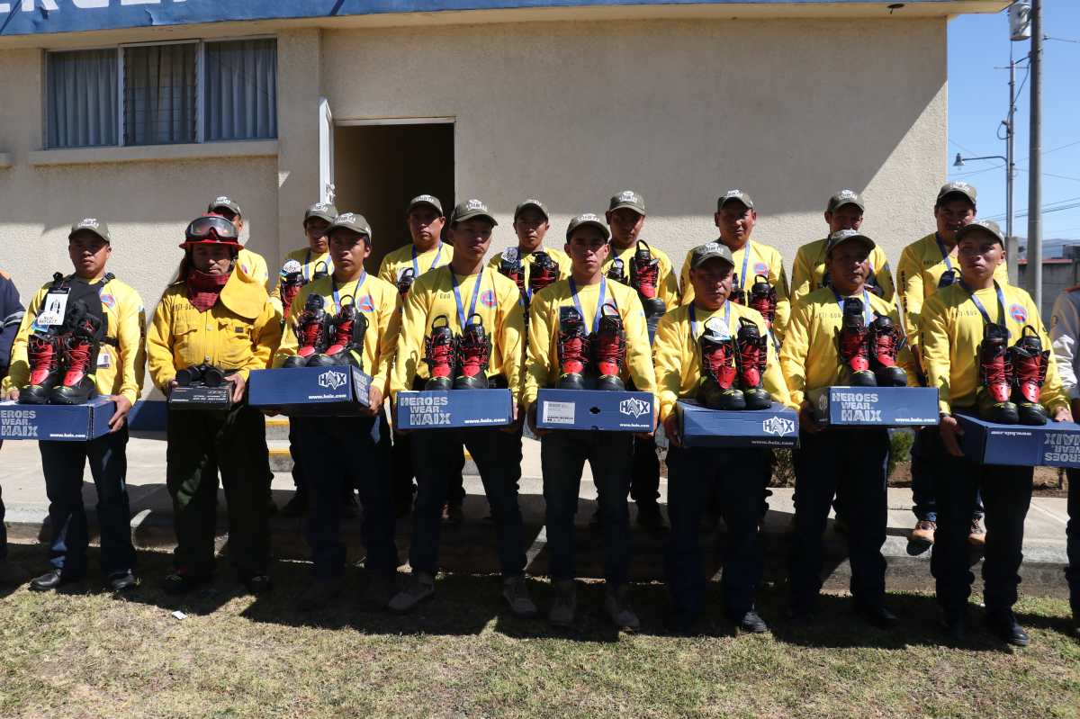 Bomberos forestales reciben equipo de protección que ayudará a combatir los incendios