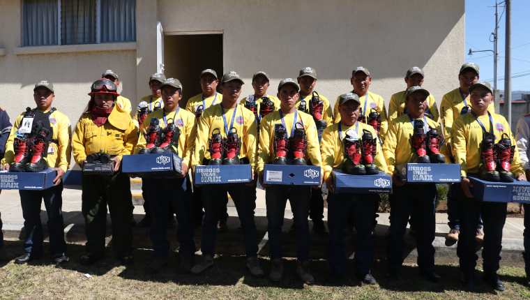 Unos 20 bomberos fueron beneficiados con materiales para su trabajo. (Foto Prensa Libre: Raúl Juárez)