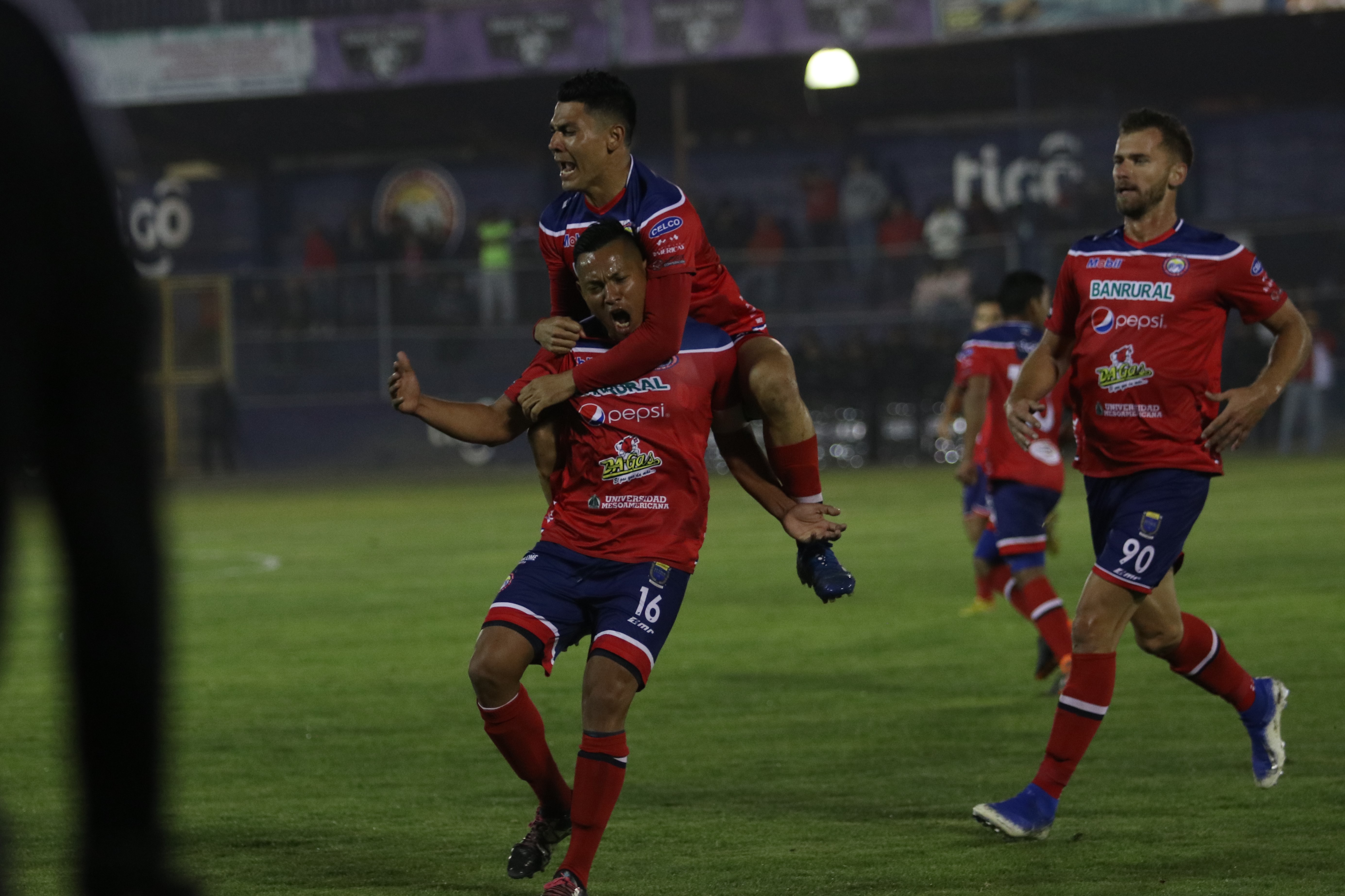 Así festejó Gerardo Arias es parte del equipo del Xelajú MC. (Foto Prensa Libre: Raúl Juárez)