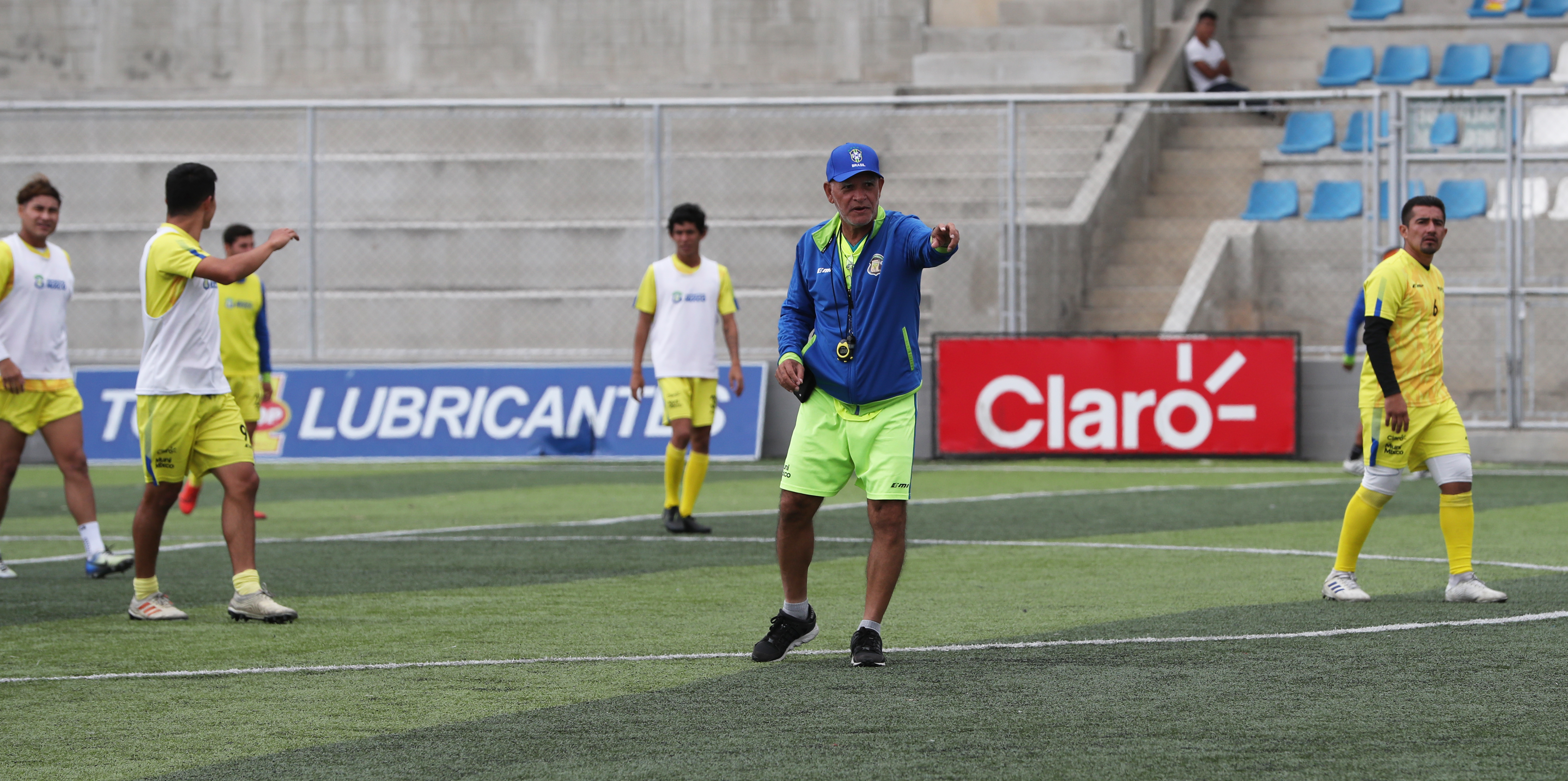 Wálter Claverí dirige el entrenamiento de Deportivo Mixco, efectuado este martes en el estadio Santo Domingo. (Foto Prensa Libre: Francisco Sánchez).
