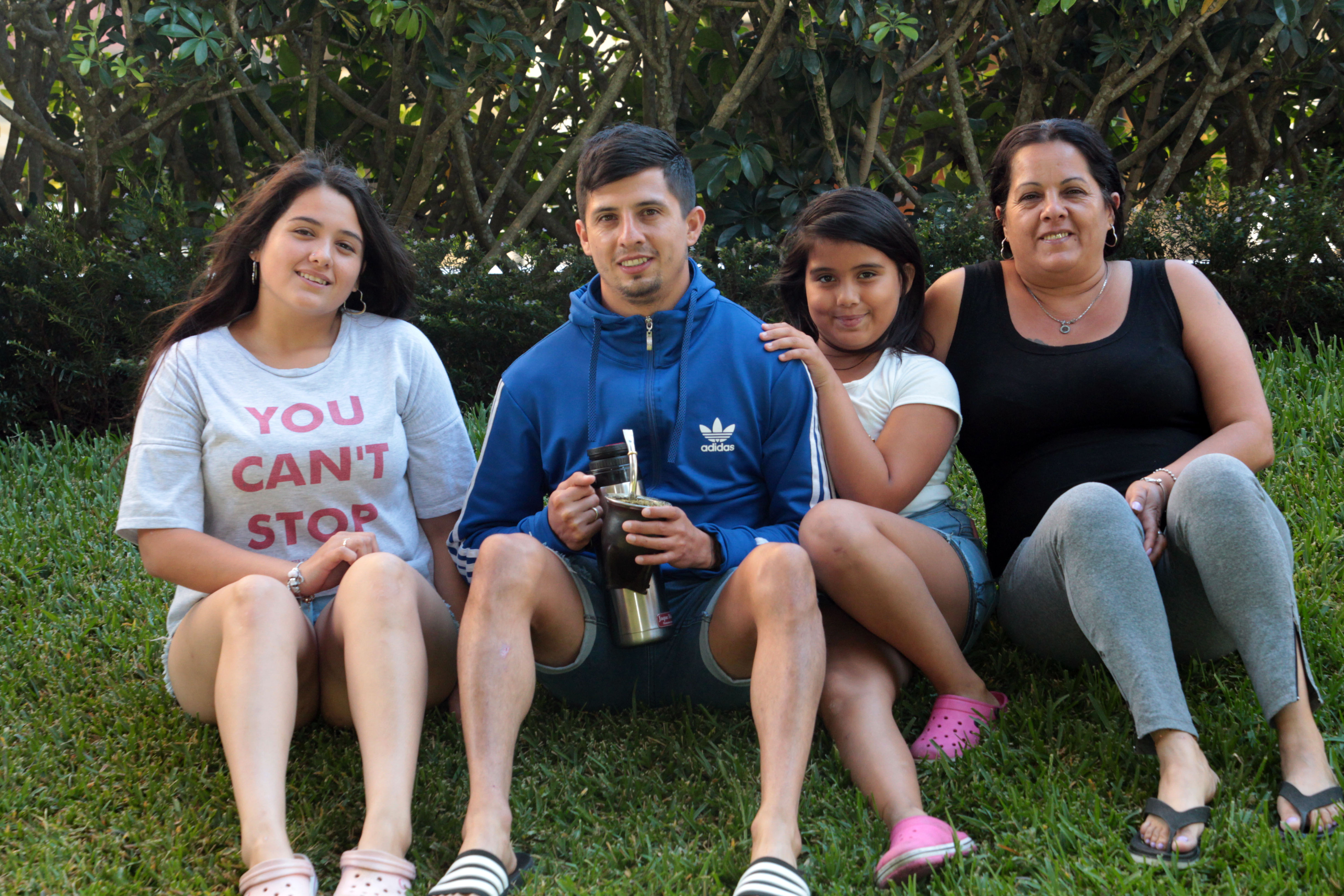 Alejandro Díaz, junto a sus hermanas Candela, Bianca y su madre Karina. (Foto Prensa Libre: Norvin Mendoza)