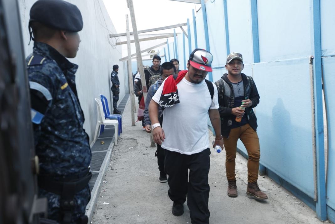Migrantes retornan a Guatemala luego de haber intentado llegar a EE. UU. La atención a los deportados es de las pocas funciones que ha hecho la institución. (Foto Prensa Libre: Hemeroteca PL)
