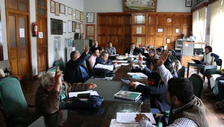 En las reuniones del Concejo se aprueban las disposiciones municipales. (Foto Prensa Libre: Archivo) 