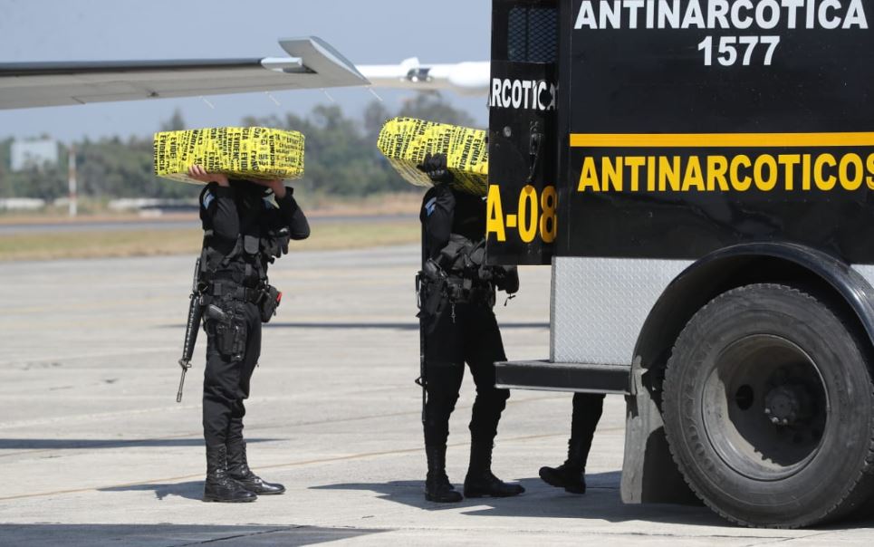 Cocaína decomisada en Petén fue trasladada vía aérea a la capital. (Foto Prensa Libre: Érick Ávila). 