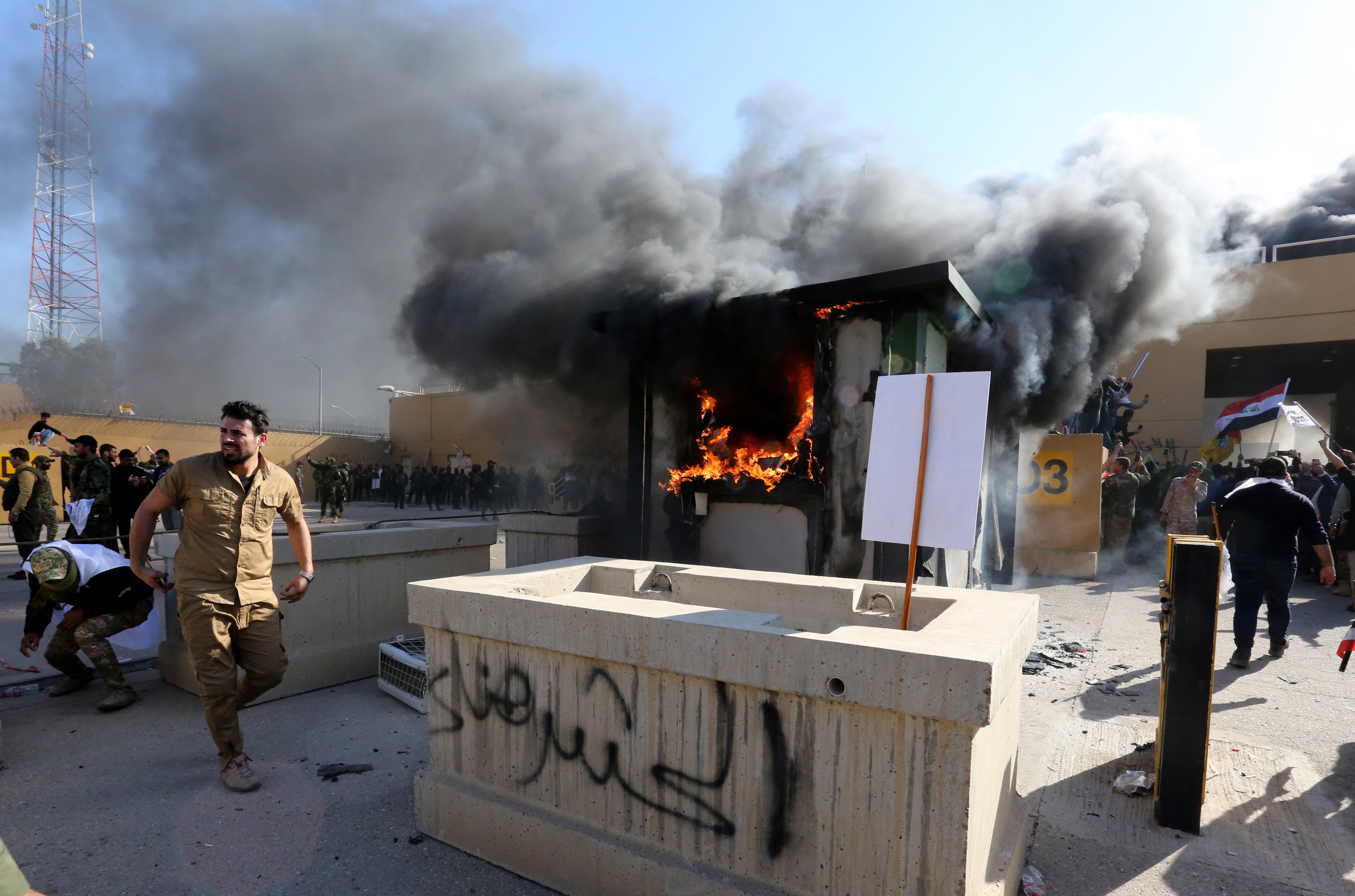 Grupos proiraníes atacaron el fin de año la Embajada de EEUU en Bagdad, Irak. (Foto Prensa Libre: EFE)
