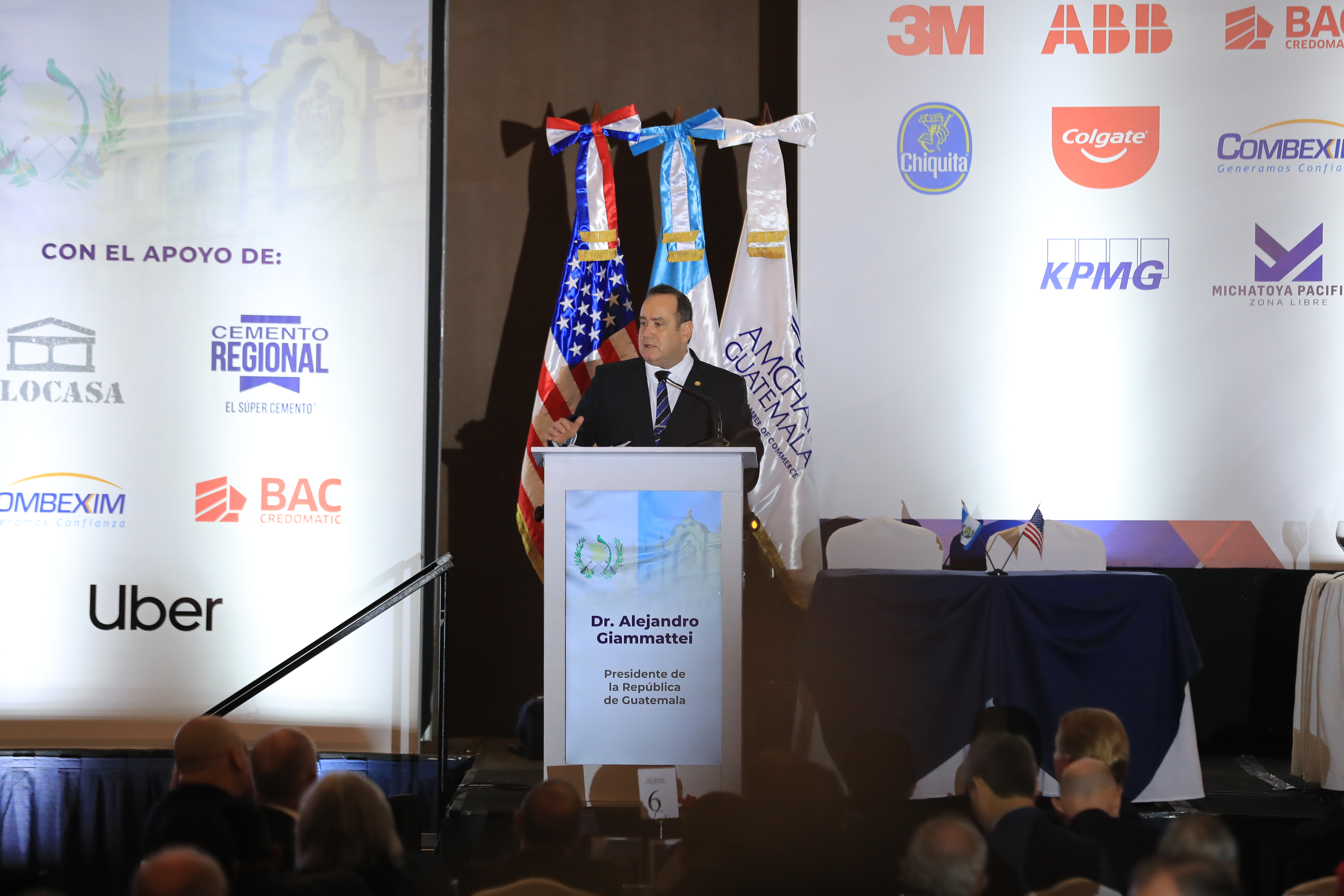 El presidente Alejandro Giammattei y el vicepresidente César Guillermo Castillo Reyes, expusieron sus planes en materia económica ante un grupo de empresarios de AmCham. (Foto Prensa Libre: Juan Diego González)