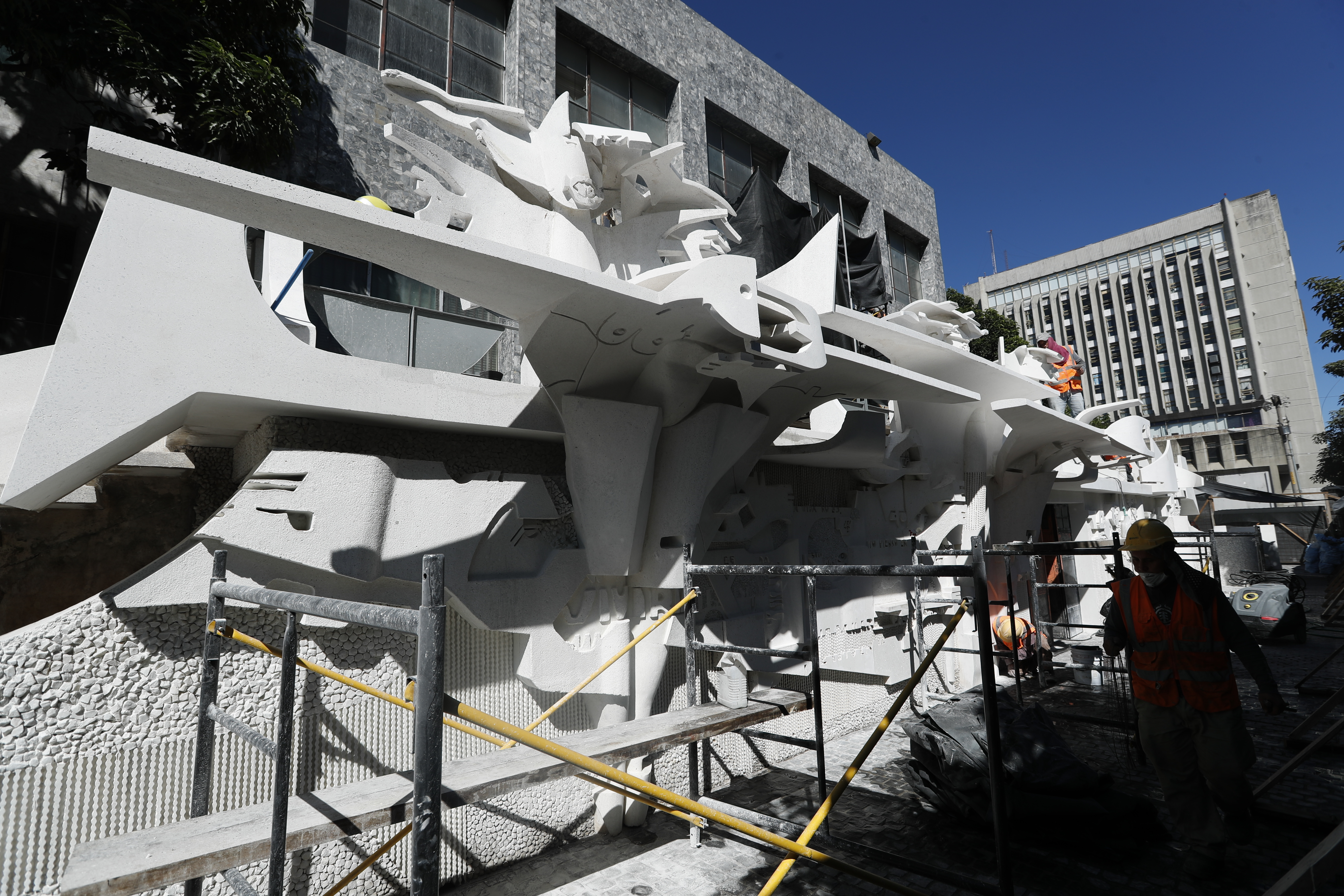 Trabajos de restauración en fachada de la Biblioteca Nacional y relieve de Efraín Recinos. (Foto Prensa Libre: Esbin García)






Fotografa  Esbin Garcia  13-12-2019