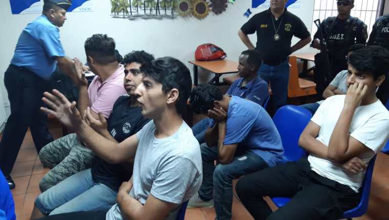 Foto divulgada por la Casa Presidencial hondureña que muestra a los cuatro iraníes y otros extranjeros detenidos por ingresar de forma irregular a ese territorio. 