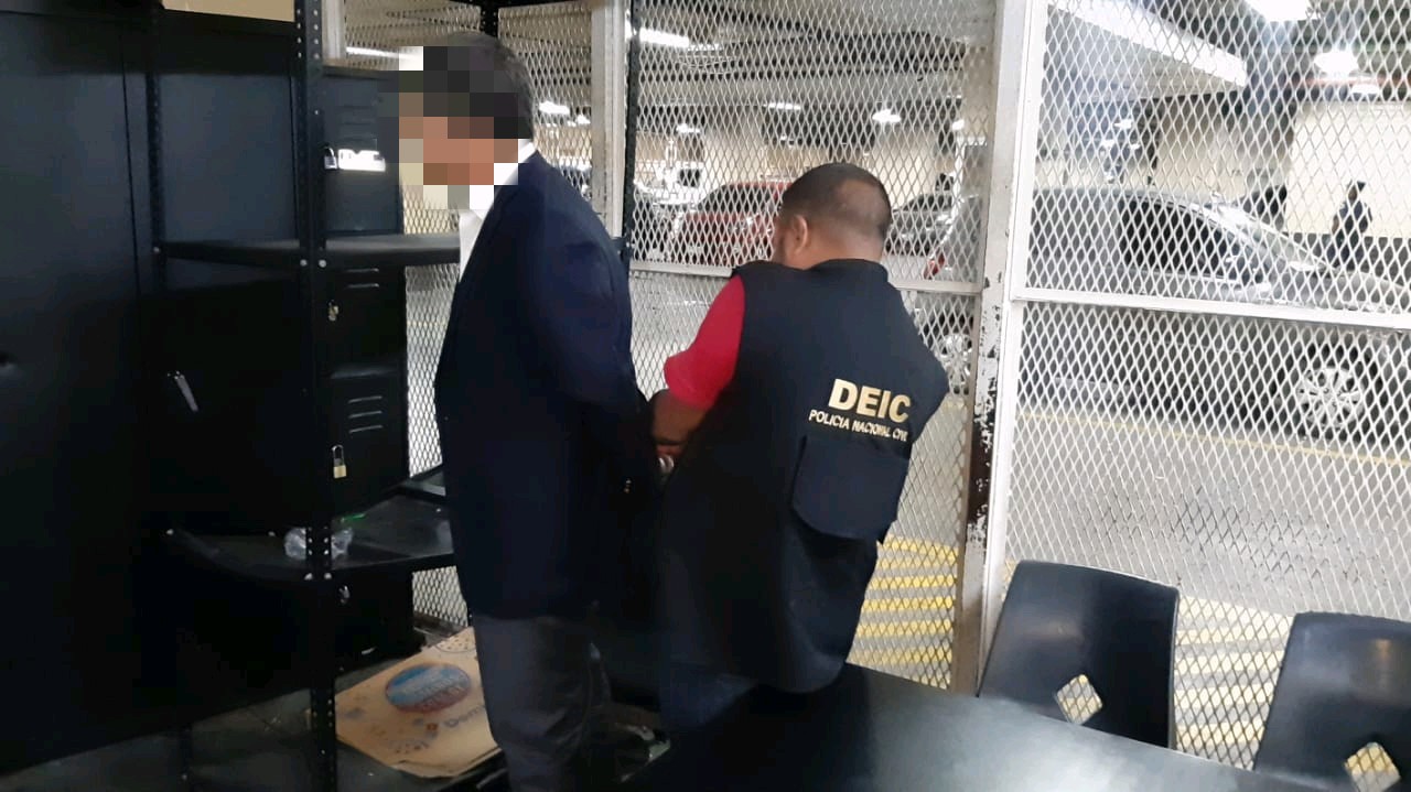 Carlos Castila, detenido en la Torre de Tribunales. (Foto Prensa Libre: PNC)