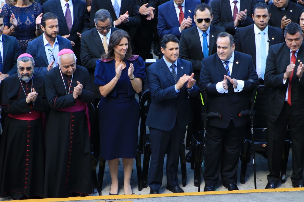 Alejandro Giammattei, presidente de la República, acompaña  la toma de posesión de Ricardo Quiñónez, alcalde capitalino. (Foto Prensa Libre: Muniguate)