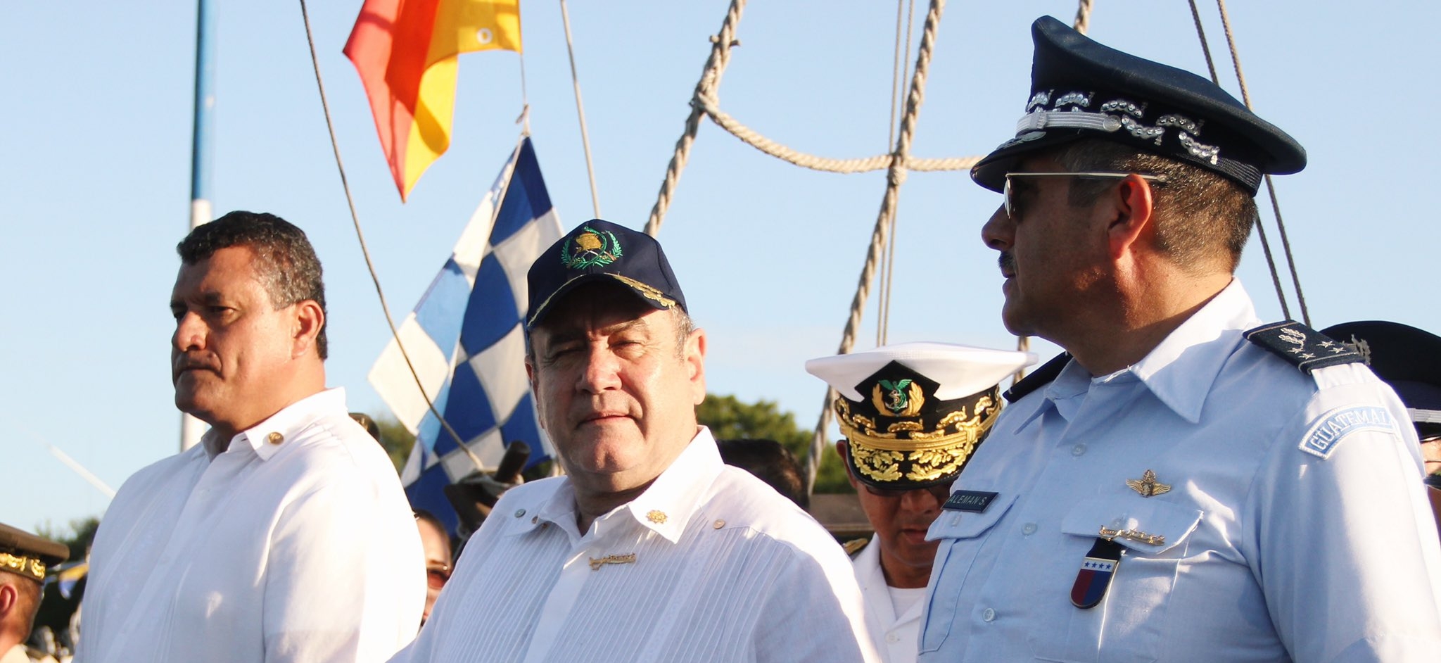 El presidente Alejandro Giammattei participa en el 61 aniversario de la Marina, donde denunció irregularidades en la Empresa Portuaria Quetzal. (Foto: Twitter/@DrGiammattei)