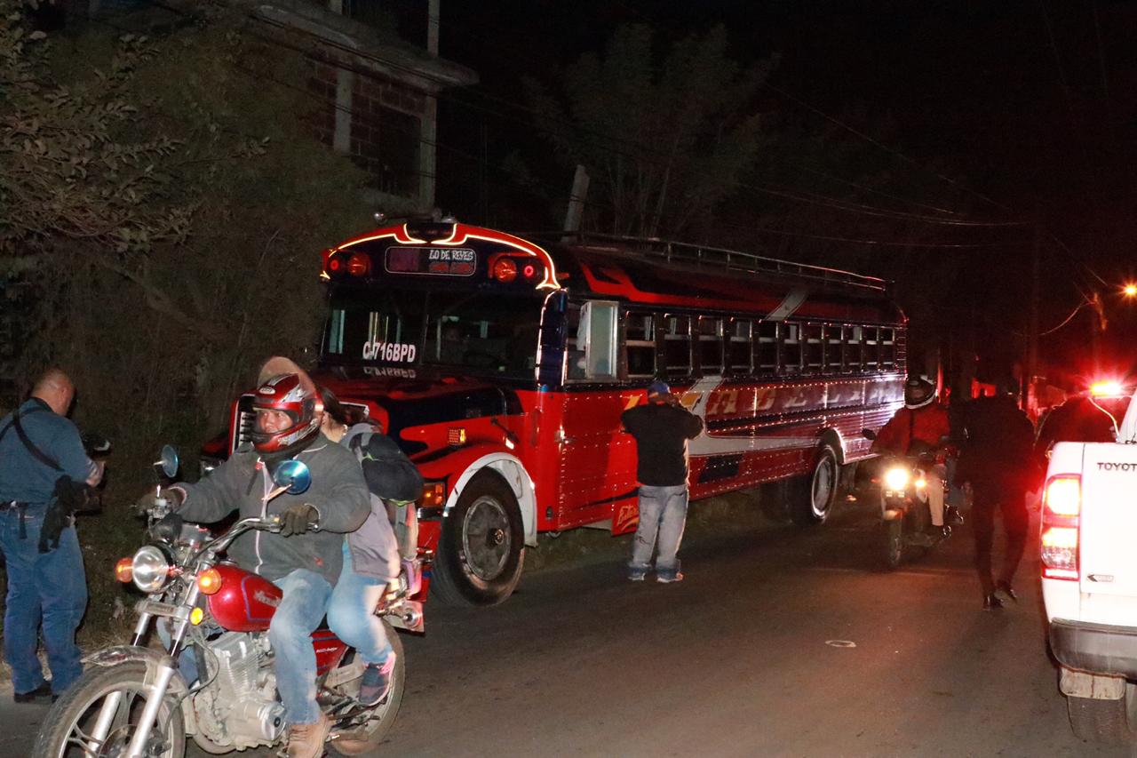 Autobús que fue blanco del ataque armado en San Pedro Ayampuc. (Foto Prensa Libre: Bomberos Voluntarios)