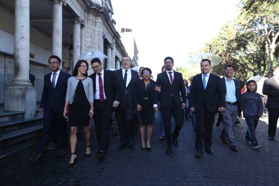 Diputados electos por el partido SEMILLA  caminaron desde el Paseo de la Sexta Avenida hacia el Congreso. Foto Prensa Libre: Óscar Rivas 