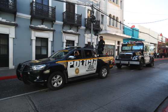 Patrullas y camiones anti explosivos hicieron recorridos cerca del Congreso. Foto Prensa Libre: Óscar Rivas