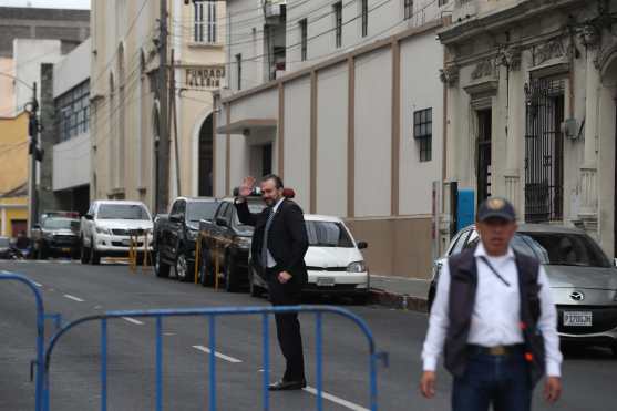 Algunos funcionarios llegaron a la casa presidencial y se despidieron de los medios de comunicación. Foto Prensa Libre: Óscar Rivas