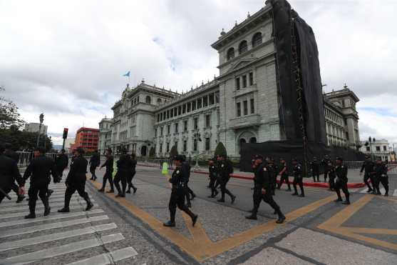 Decenas de elementos de seguridad se apostaron en la Plaza de la Constitución. Foto Prensa Libre: Óscar Rivas