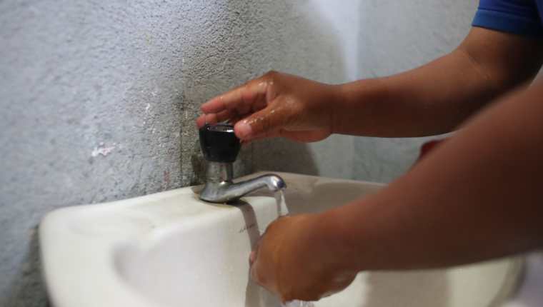 Las escuelas de la ciudad de quetzaltenango consumen mensualmente más de 200 mil litros de agua. (Foto Prensa Libre: María Longo) 