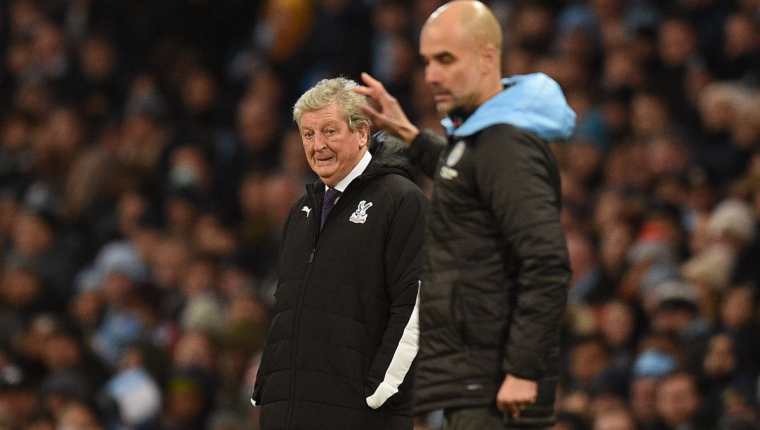 Roy Hodgson, técnico del Crystal Palace, y Pep Guardiola, entrenador del Manchester City. (Foto Prensa Libre: AFP)