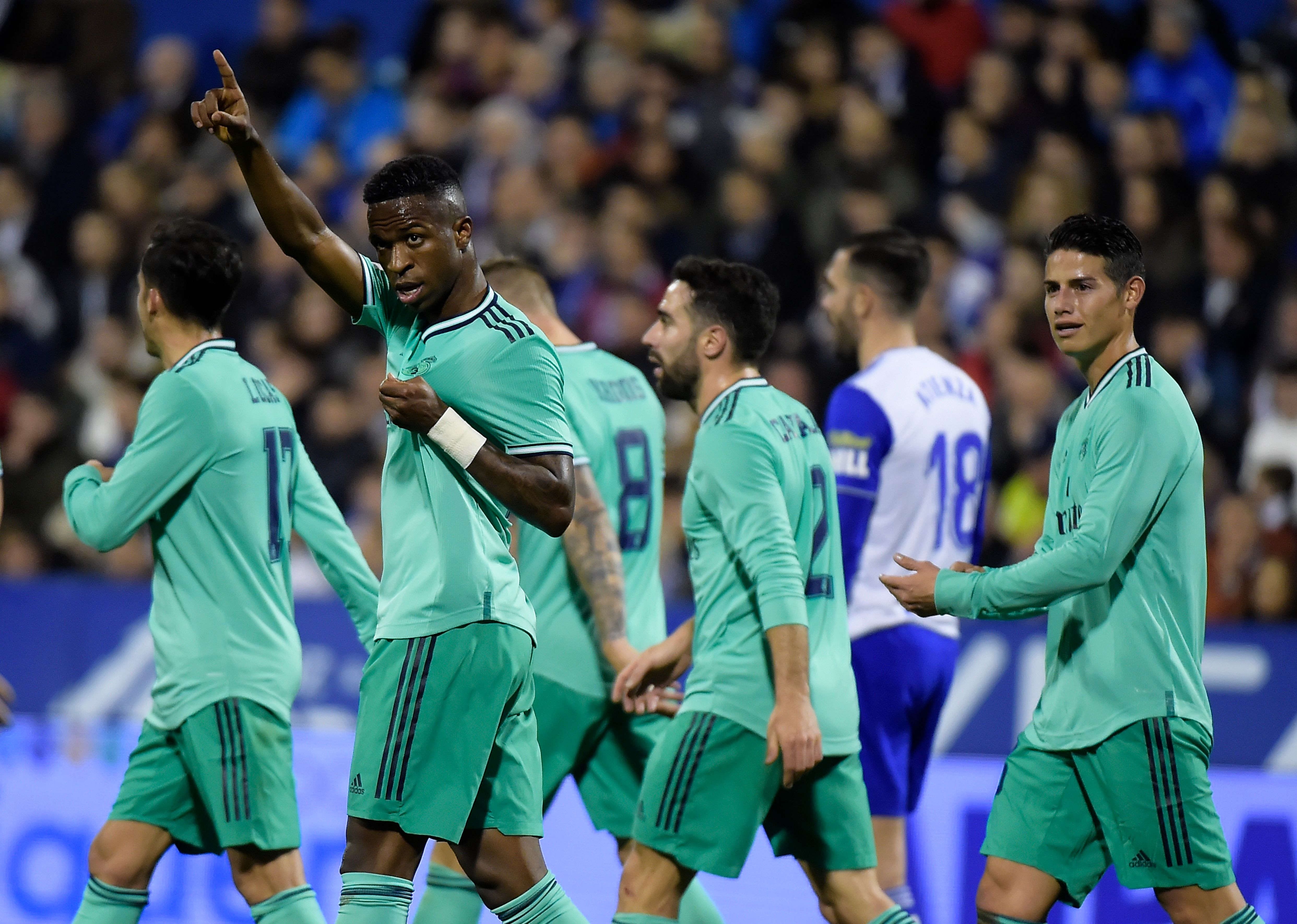 El brasileño Vinicius celebra con sus compañeros después de anotar en la Copa del Rey. (Foto Prensa Libre: AFP)