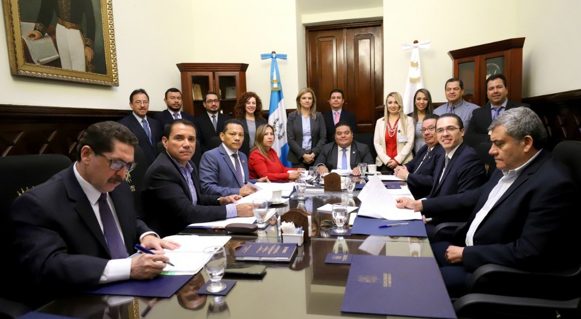 este viernes se reunión por primera vez la junta directiva del Congreso, y citó a los directores de la diferentes dirección del Organismo Legislativo. (Foto Prensa Libre: Congreso)