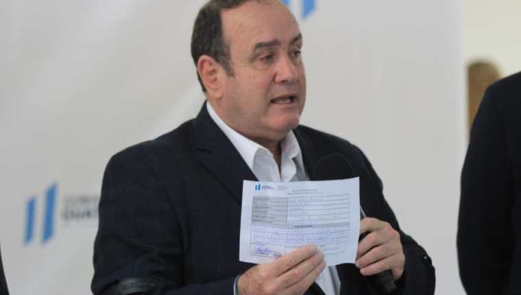 Alejandro Giammattei en conferencia de prensa. (Foto Prensa Libre: Byron García).