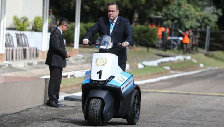 El presidente Alejandro Giammattei utiliza un vehículo de tres ruedas. (Foto Prensa Libre: Érick Ávila)