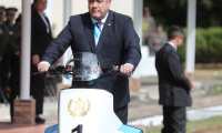 El presidente Alejandro Giammattei utiliza un vehículo de tres ruedas. (Foto Prensa Libre: Érick Ávila)