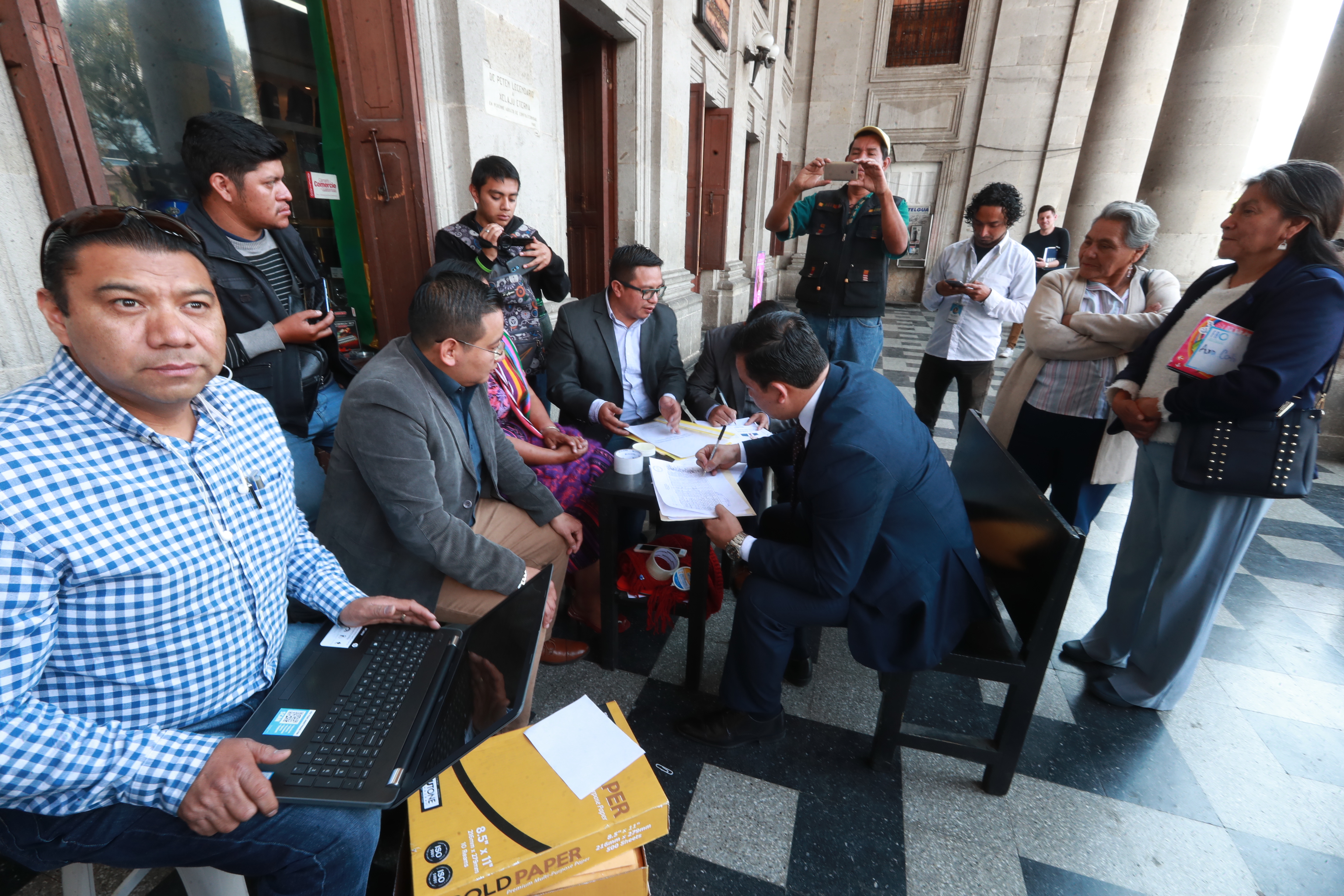 Veinticinco personas presentaron su expediente para optar al cargo de gobernador de Quetzaltenango. (Foto Prensa Libre: Mynor Toc) 
