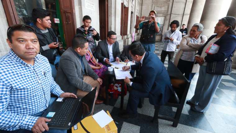 Veinticinco personas presentaron su expediente para optar al cargo de gobernador de Quetzaltenango. (Foto Prensa Libre: Mynor Toc) 