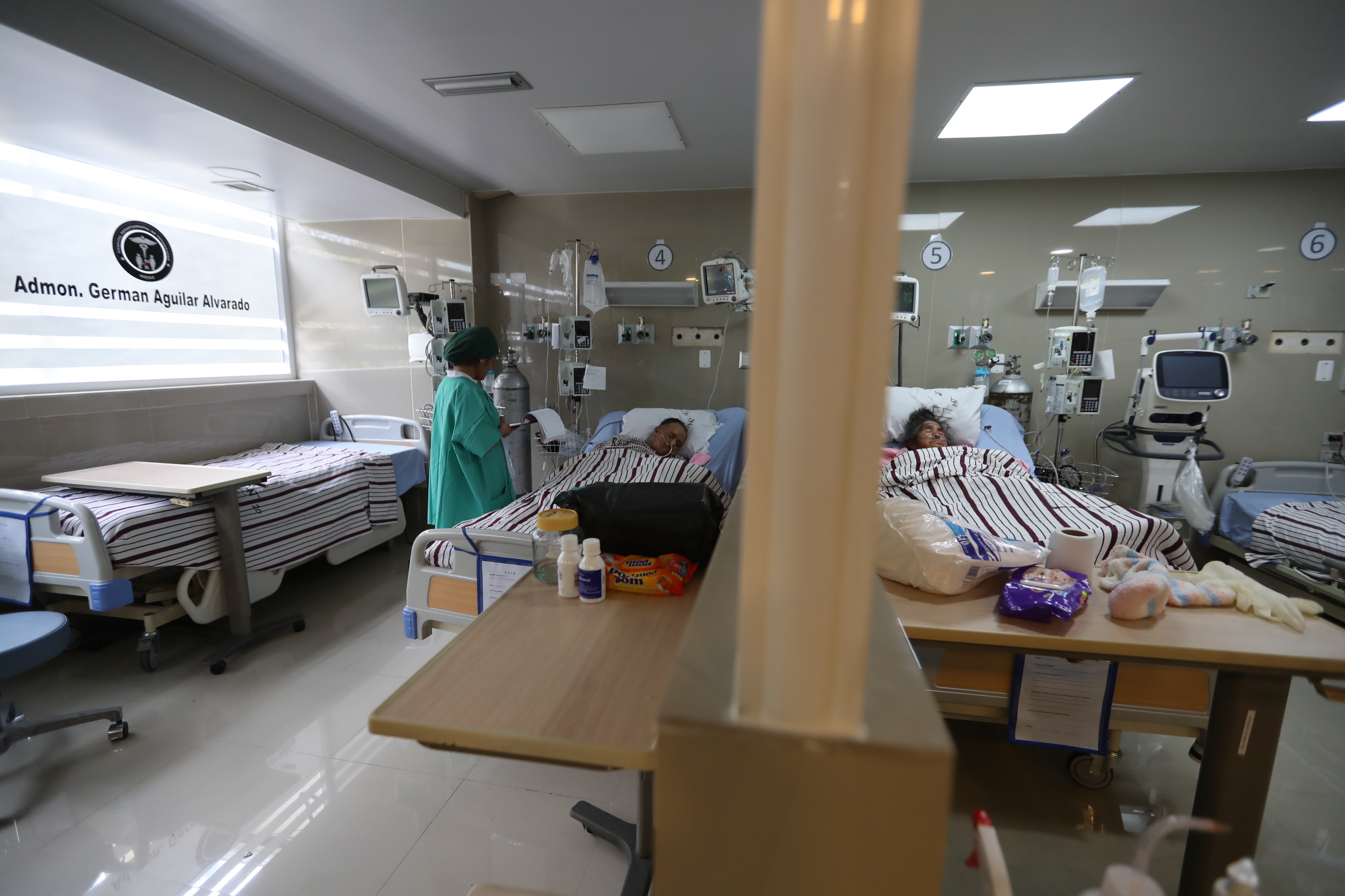 El Hospital de Totonicapán no está abastecido de medicinas y jeringas, familiares de enfermos denunciaron que deben comprar los insumos. (Foto Prensa Libre: Mynor Toc) 