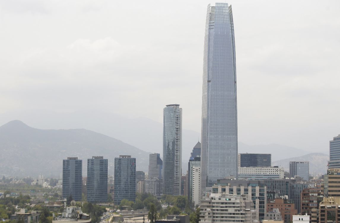 Vista panorámica de la ciudad de Santiago, Chile, donde el humo de los graves incendios de Australia llegó a esta urbe. (Foto Prensa Libre: EFE)