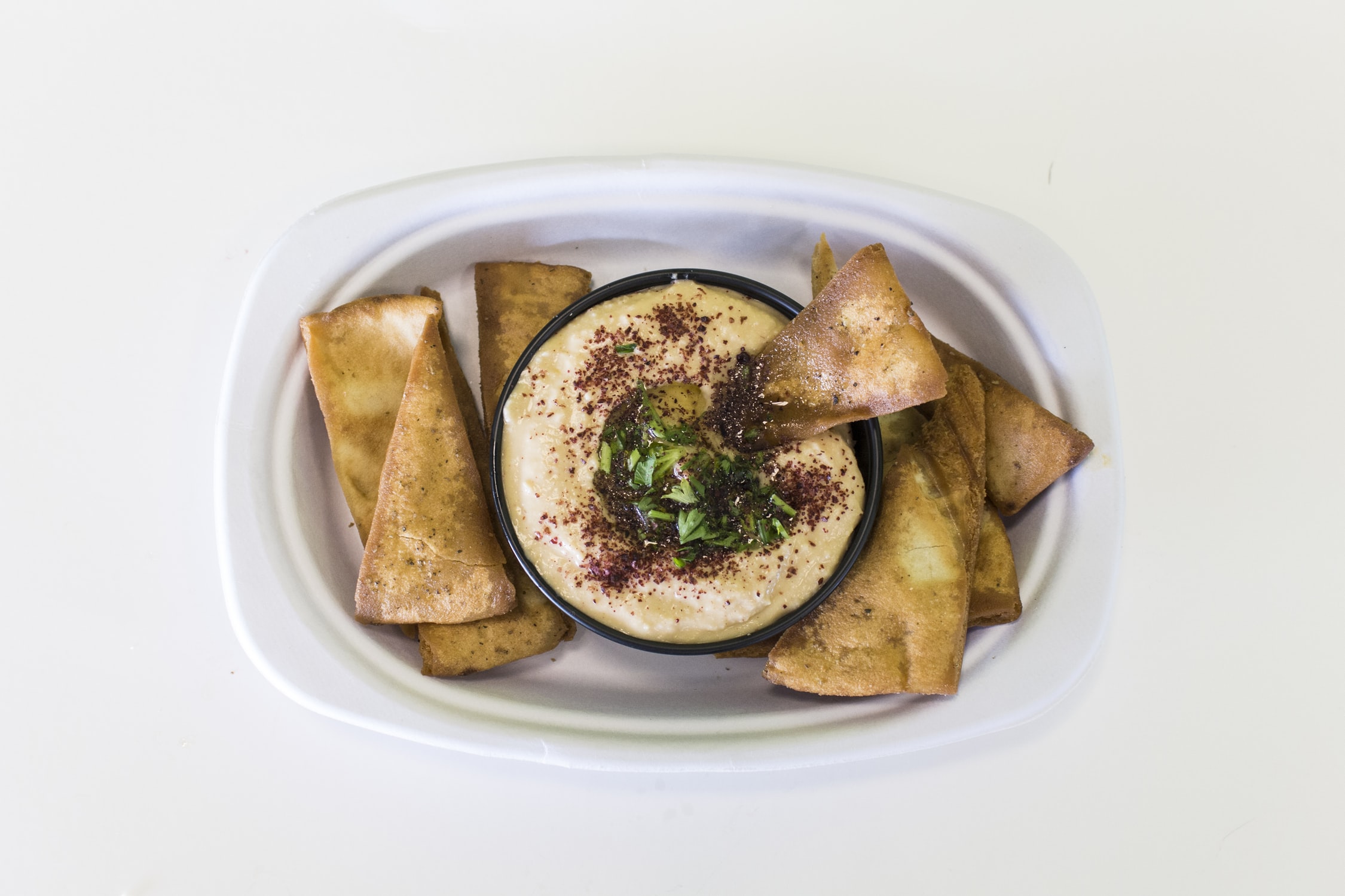 La forma más común de consumir hummus es acompañarlo con un delicioso pan árabe. 
(Foto Prensa Libre: Servicios)