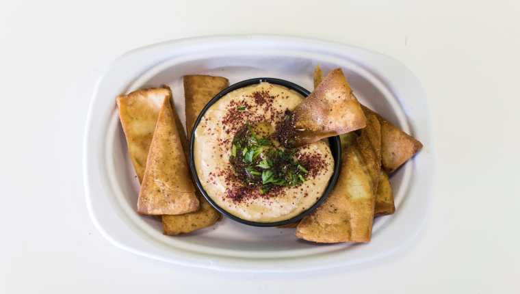 La forma más común de consumir hummus es acompañarlo con un delicioso pan árabe. 
(Foto Prensa Libre: Servicios)