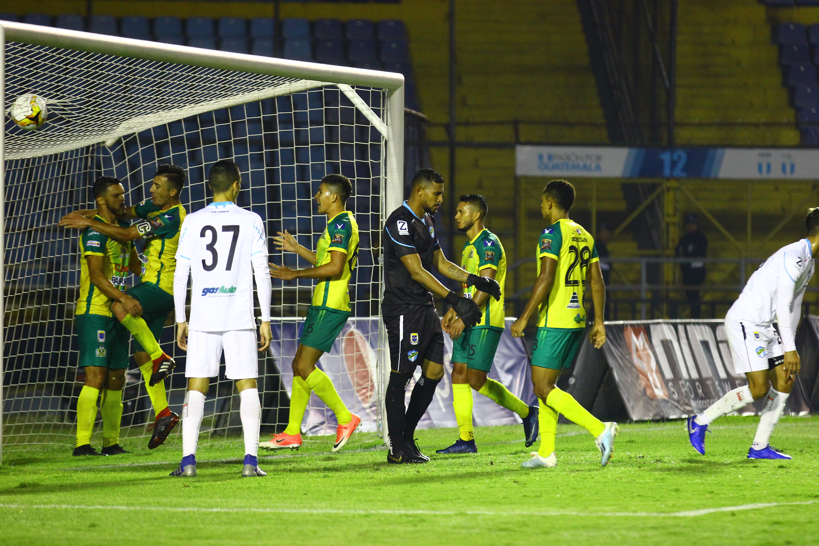 Los jugadores de Guastatoya se lamentaron en el último minuto del partido. (Foto Prensa Libre: Luis López)