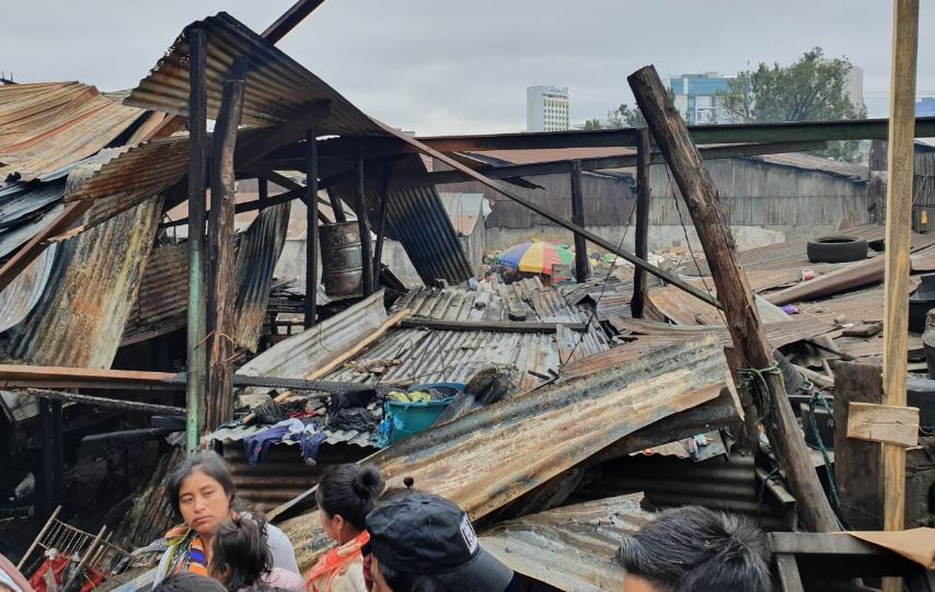 Así quedaron las viviendas por incendio en la zona 4 de la capital. (Foto Prensa Libre: La Red). 