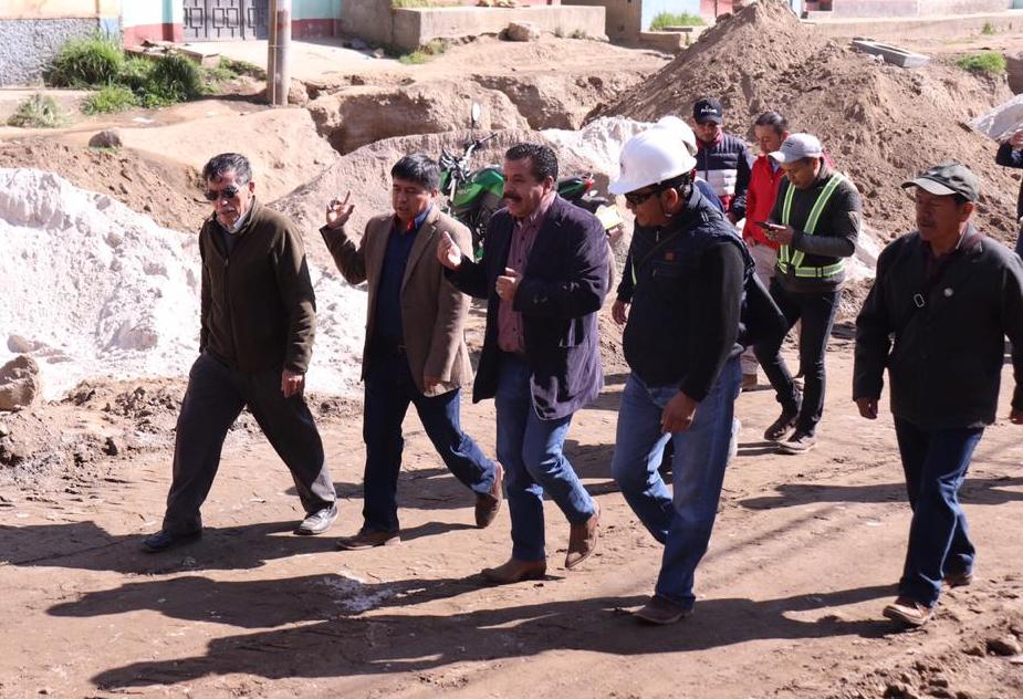 Autoridades de la Municipalidad de Quetzaltenango visitaron el proyecto de pavimentación de la 0 calle, entre las zonas 9 y 10. (Foto Prensa Libre: María Longo) 