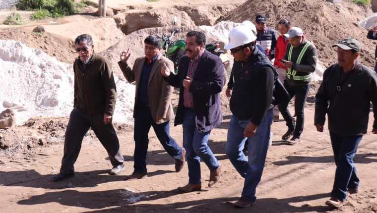Autoridades de la Municipalidad de Quetzaltenango visitaron el proyecto de pavimentación de la 0 calle, entre las zonas 9 y 10. (Foto Prensa Libre: María Longo) 