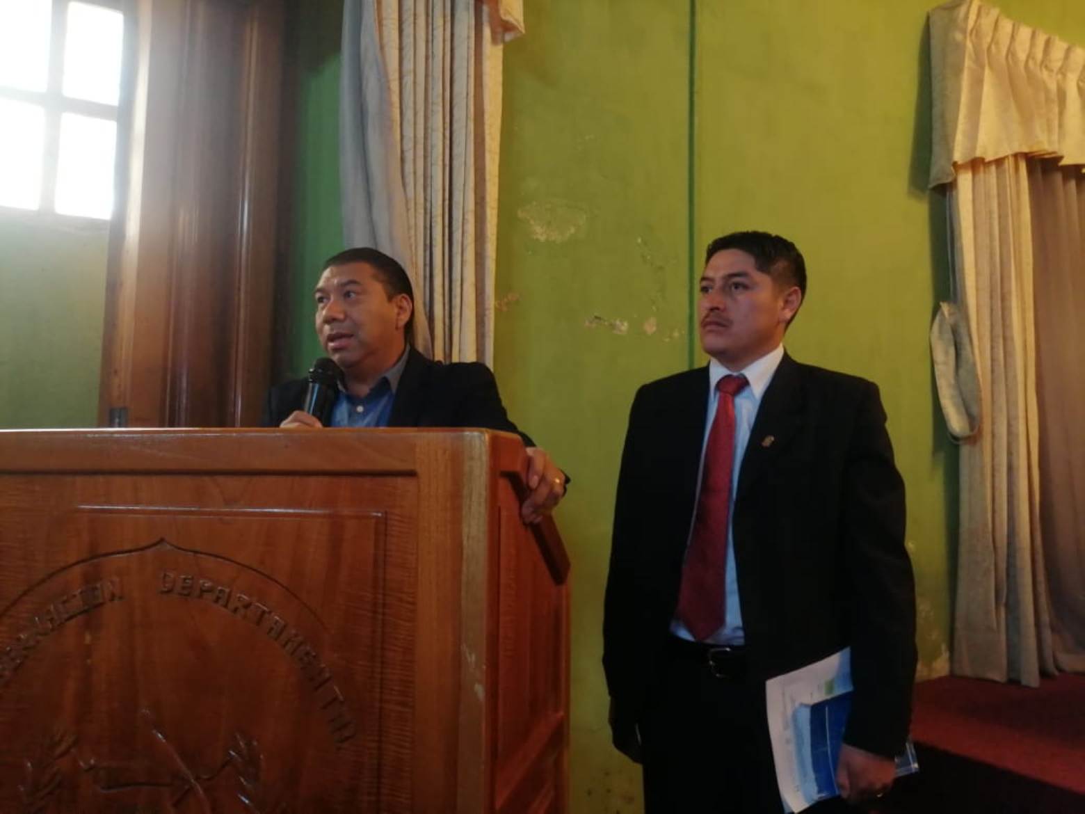 Hori Salanic, secretario y David Méndez, vocero de sociedad civil expusieron los resultados en la reunión de Codede. (Foto Prensa Libre: María Longo) 