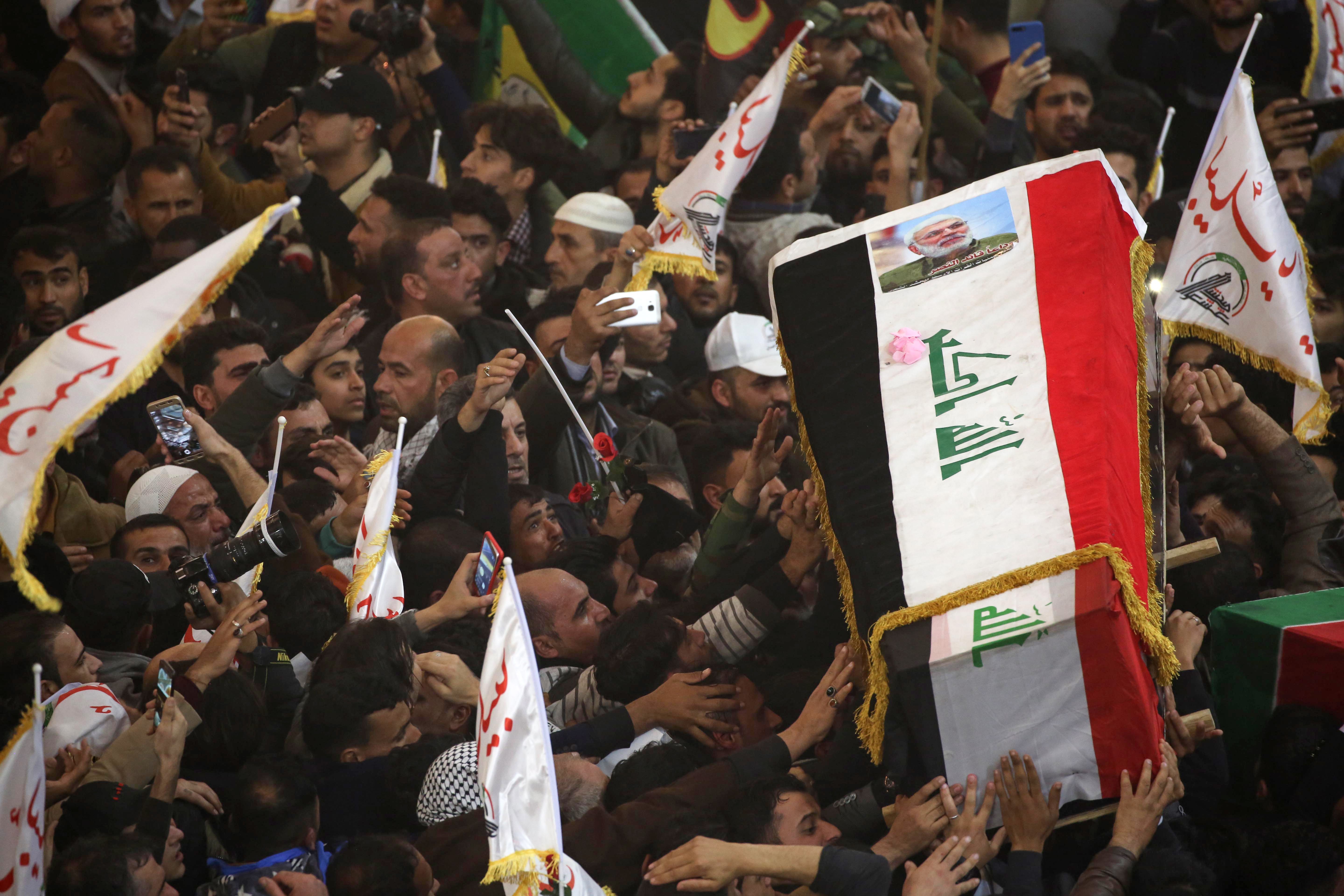 Deudos cargan el féretro de Abu Mahdi al-Muhandis, líder paramilitar iraquí, uno de los ejecutados en la operación de Estados Unidos que acabó con la vida de Qasem Soleimani. (Foto Prensa Libre: AFP)