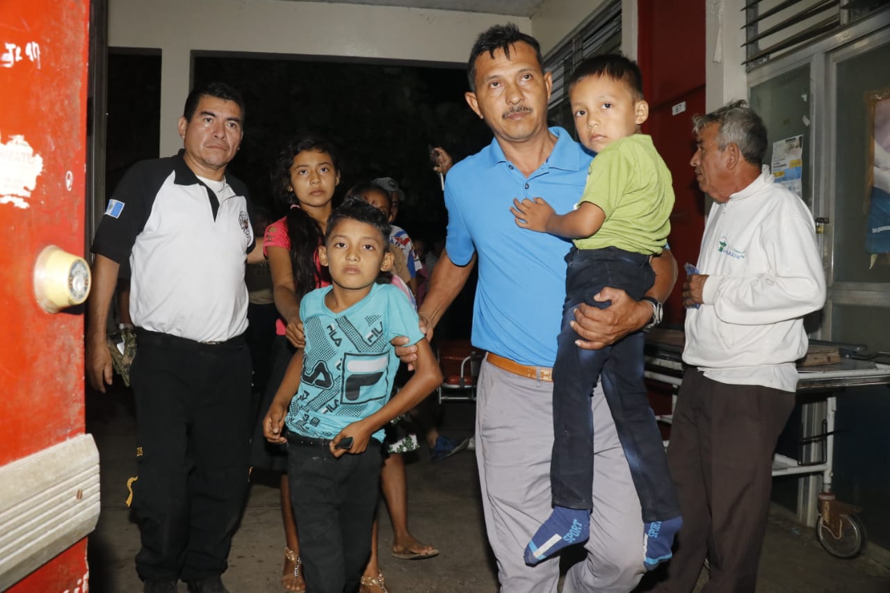 Varias áreas fueron habilitadas en el Hospital Nacional de Retalhuleu para atender a las personas intoxicadas, algunos de ellos niños. (Foto Prensa Libre: Rolando Miranda)