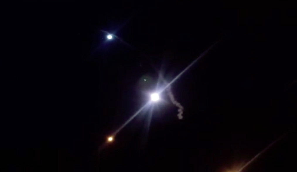 Captura de pantalla tomada de un video publicado por la televisión estatal iraní que muestra cohetes lanzados desde Irán contra la base militar estadounidense en Ein-al Asad en Irak. (Fuente: AFP)