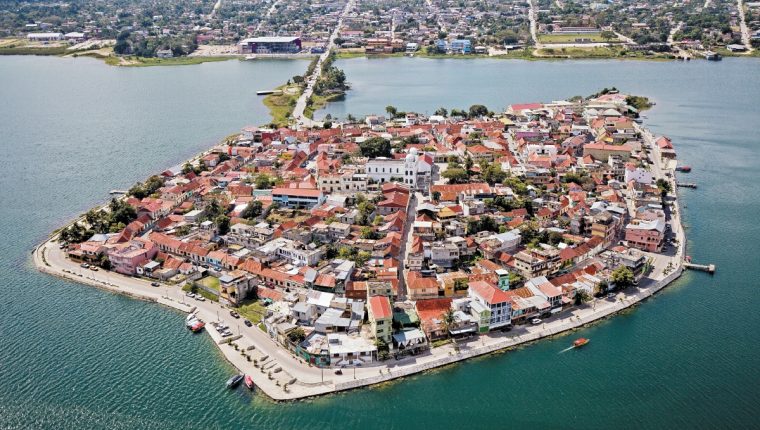 La isla de Flores es considerada, junto a otros sitios de Petén, uno de los atractivos turísticos más emblemáticos del país. (Foto Prensa Libre: Iván Castro)