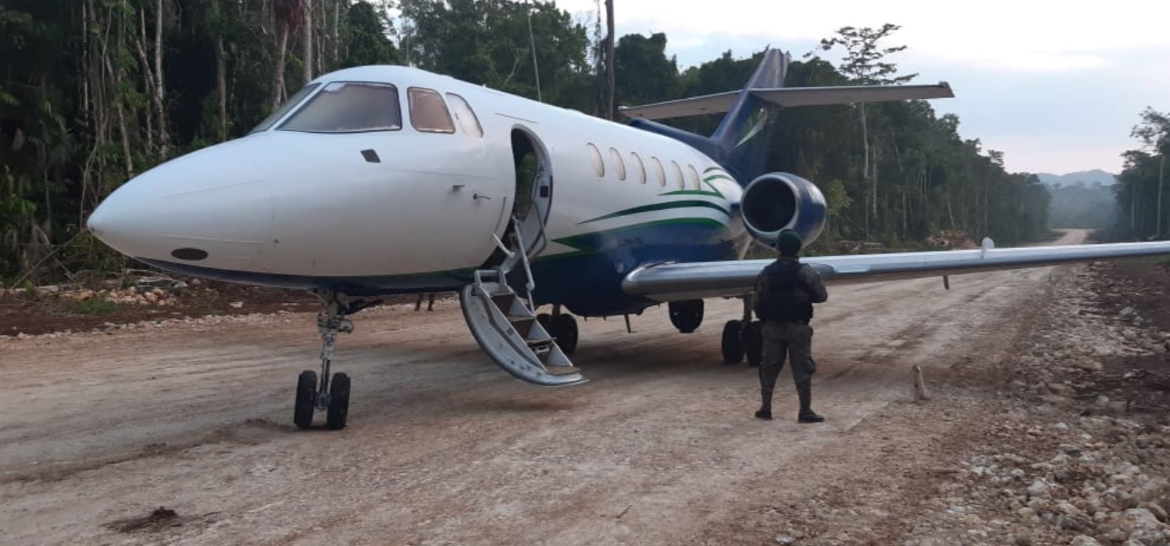 Jet con posible droga localizado en Petén. (Foto Prensa Libre: Ejército de Guatemala).  