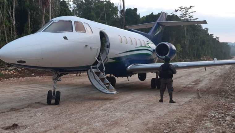 Jet con posible droga localizado en Petén. (Foto Prensa Libre: Ejército de Guatemala).  