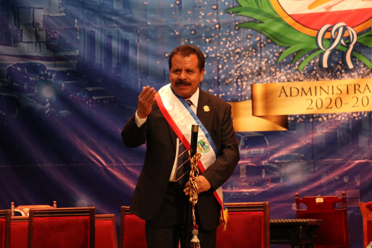 El alcalde Juan Fernando López dio su primer discurso en el Teatro Municipal de Quetzaltenango. (Foto Prensa Libre: Raúl Juárez) 